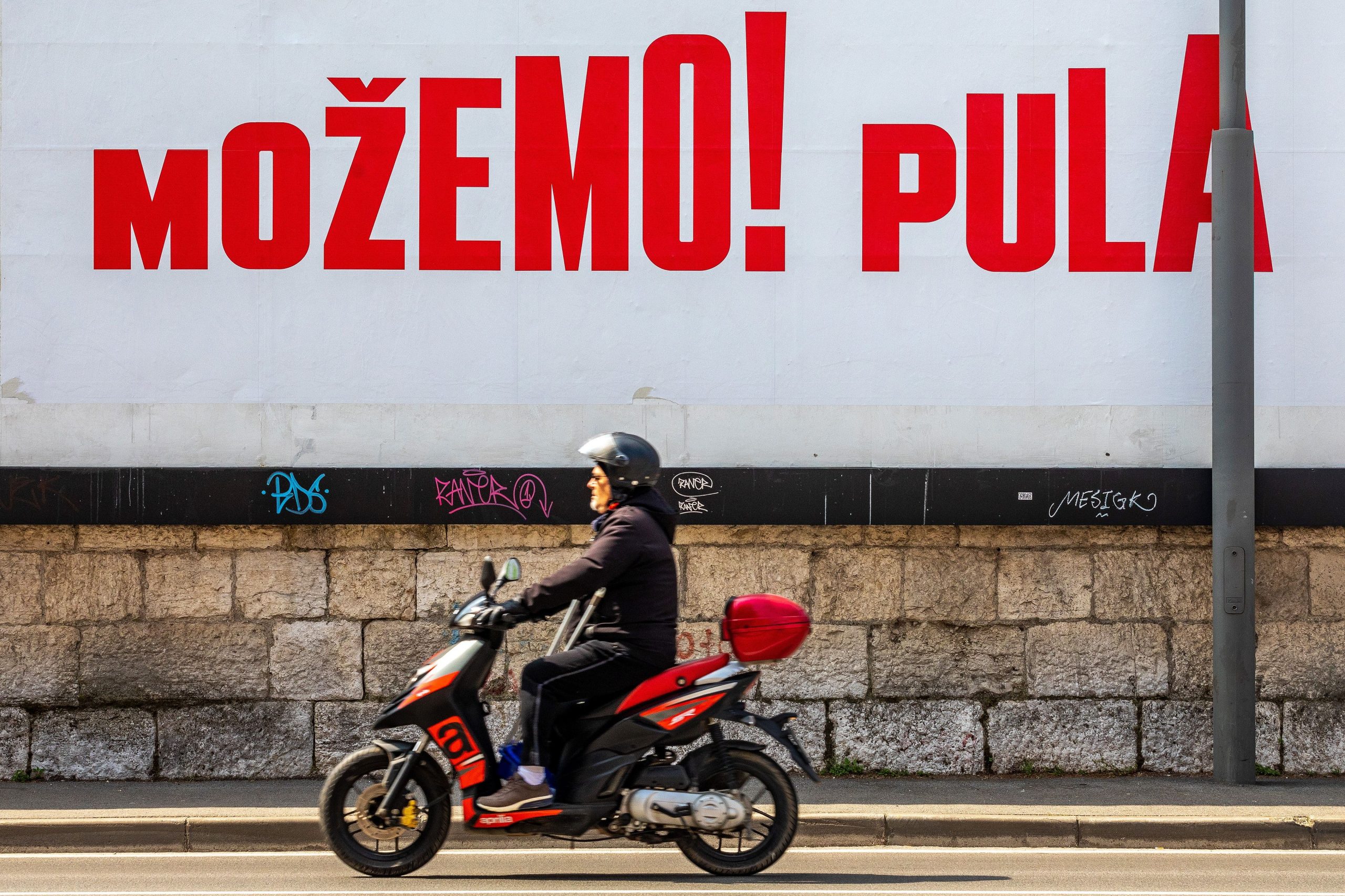 21.04.2021., Pula - Predizborni plakat platforme Mozemo!. 
Photo: Srecko Niketic/PIXSELL