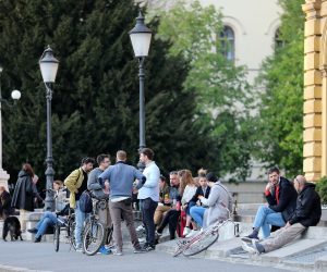 23.04.2021., Zagreb - Mladi se i dalje okupljaju i druze oko Hrvatskog narodnog kazalista. Photo: Emica Elvedji/PIXSELL