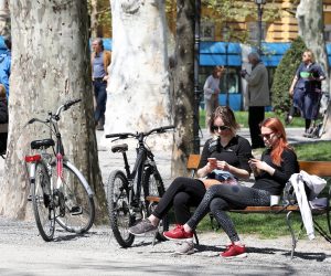 25.04.2021., Zagreb -Toplo i suncano nedjeljno popodne mnogi gradjani iskoristili su za setnju, voznju biciklom, druzenje ili ucenje u gradskim parkovima.
Photo: Emica Elvedji/PIXSELL
