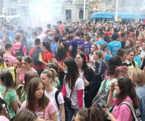 25.06.2021., Zagreb - Unatoc zabrani zbog covida-19 ucenici se na Trgu bana Jelacica okupljaju za norijadu. Photo: Patrik Macek/PIXSELL