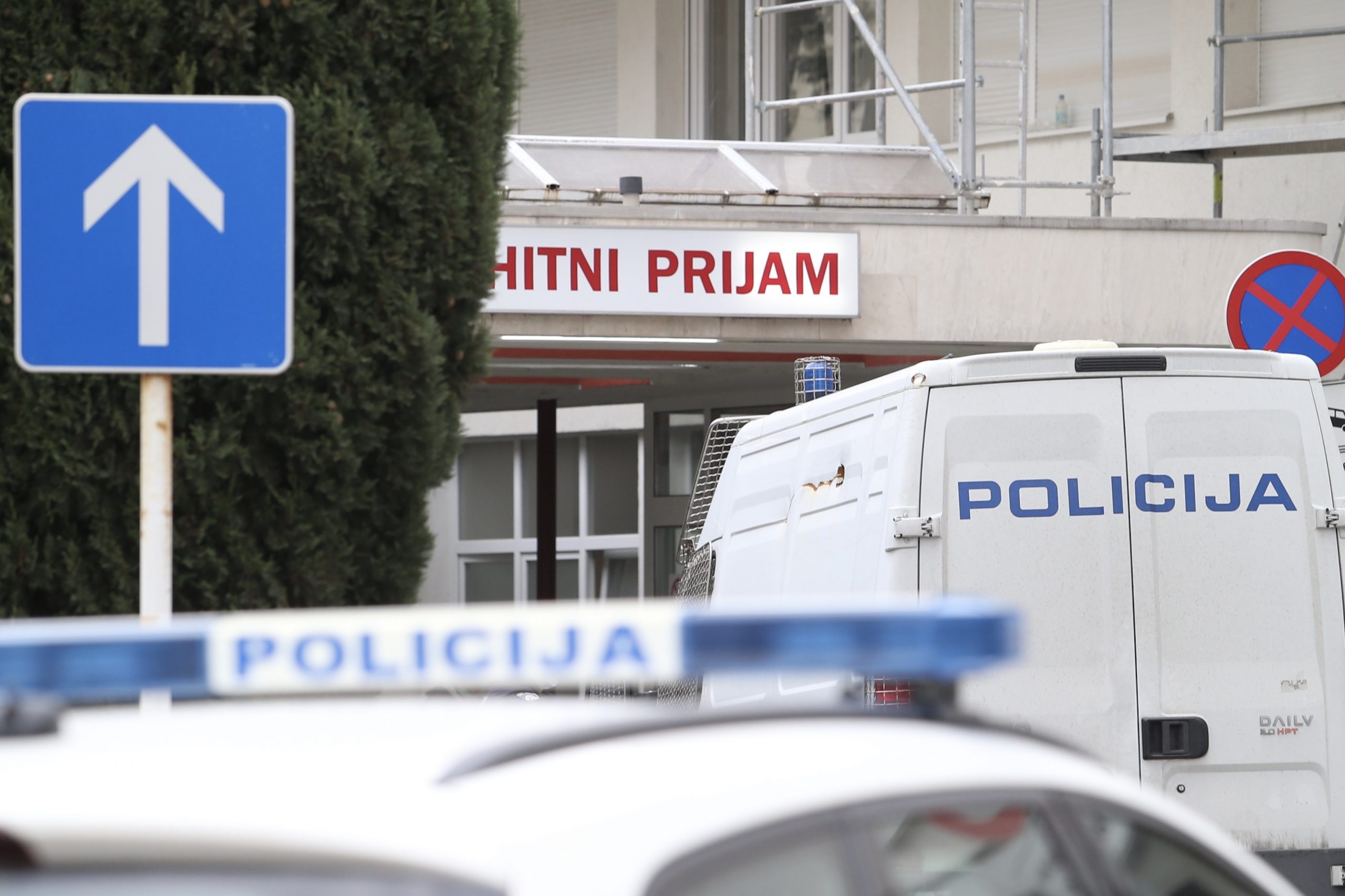 27.03.2020., Split - Policijska vozila ispred hitnog prijema KBC Split. 
Photo: Ivo Cagalj/PIXSELL