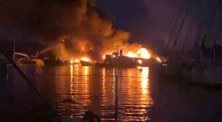 U marini u Kaštel Gomilici izgorjelo pet brodova, požar je lokaliziran