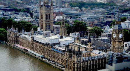 Britanski parlament Kraljičinim govorom počinje novo zasjedanje
