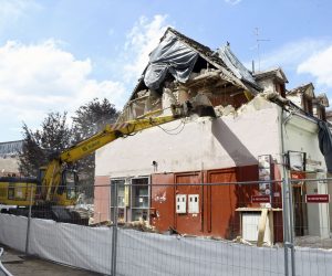27.05.2021.,Sisak - Radnici gradjevinske tvrtke "Eurco" zapoceli su s rusenjem poslovno-stambenog objekta u Radicevoj ulici tesko ostecenog u prosinackom potresu.
Photo: Nikola Cutuk/PIXSELL