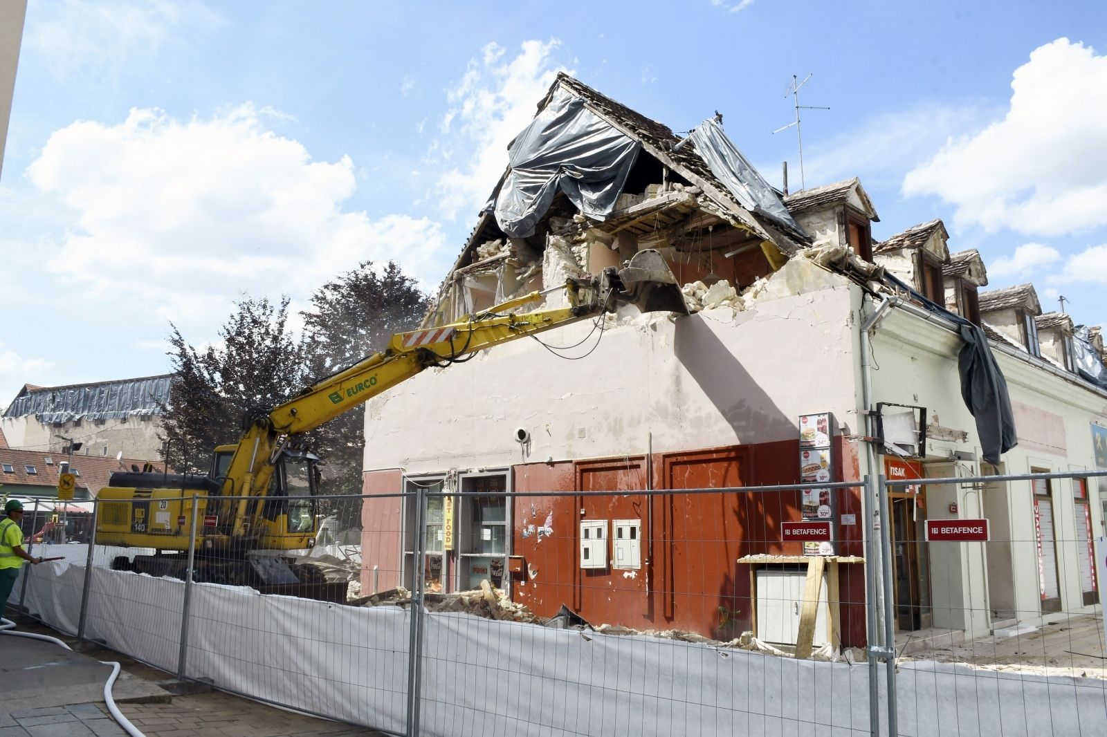 27.05.2021.,Sisak - Radnici gradjevinske tvrtke "Eurco" zapoceli su s rusenjem poslovno-stambenog objekta u Radicevoj ulici tesko ostecenog u prosinackom potresu.
Photo: Nikola Cutuk/PIXSELL