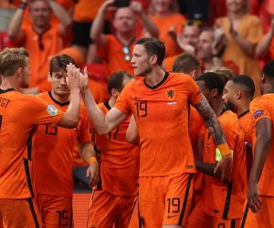 epa09280951 Wout Weghorst (C) of the Netherlands and team-mates celebrate the 1-0 goal during the UEFA EURO 2020 preliminary round group C soccer match between the Netherlands and Austria in Amsterdam, Netherlands, 17 June 2021.  EPA/Dean Mouhtaropoulous / POOL (RESTRICTIONS: For editorial news reporting purposes only. Images must appear as still images and must not emulate match action video footage. Photographs published in online publications shall have an interval of at least 20 seconds between the posting.)