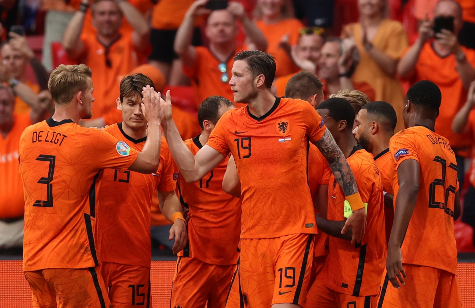 epa09280951 Wout Weghorst (C) of the Netherlands and team-mates celebrate the 1-0 goal during the UEFA EURO 2020 preliminary round group C soccer match between the Netherlands and Austria in Amsterdam, Netherlands, 17 June 2021.  EPA/Dean Mouhtaropoulous / POOL (RESTRICTIONS: For editorial news reporting purposes only. Images must appear as still images and must not emulate match action video footage. Photographs published in online publications shall have an interval of at least 20 seconds between the posting.)