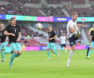epa09243809 England's Harry Kane (R) in action against Austria's Marcel Sabitzer (L) during the International Friendly soccer match between England and Austria in Middlesbrough, Britain, 02 June 2021.  EPA/Peter Powell / POOL