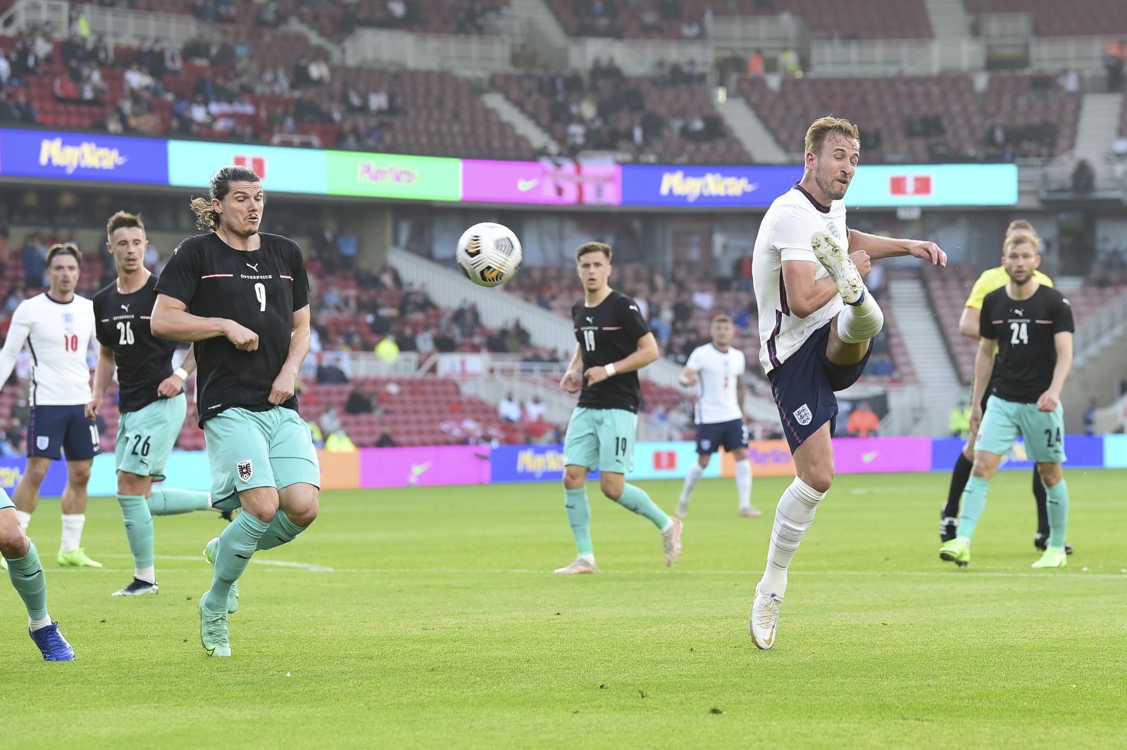 epa09243809 England's Harry Kane (R) in action against Austria's Marcel Sabitzer (L) during the International Friendly soccer match between England and Austria in Middlesbrough, Britain, 02 June 2021.  EPA/Peter Powell / POOL