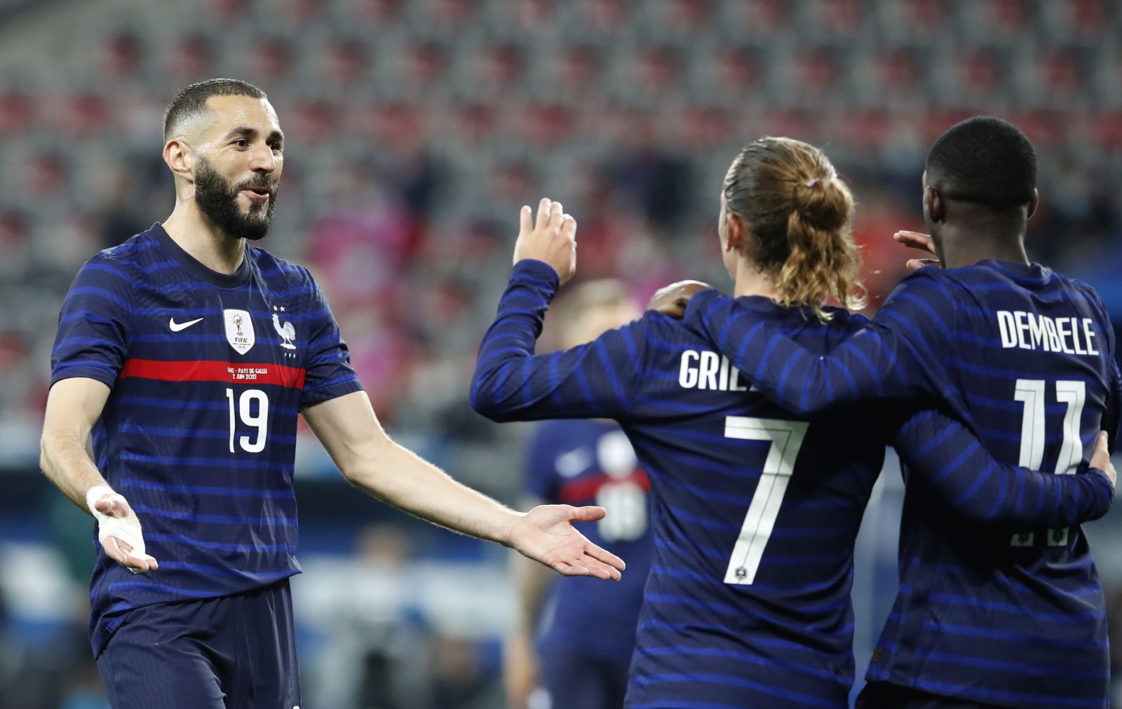 epa09243980 Ousmane Dembele (R) of France celebrates with teammates Karim Benzema (L) and Antoine Griezmann (C) after scoring the 3-0 lead during the International Friendly soccer match between France and Wales in Nice, France, 02 June 2021.  EPA/SEBASTIEN NOGIER