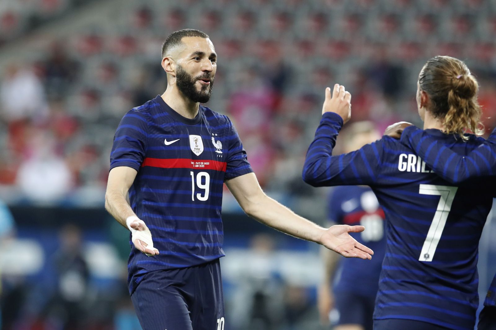 epa09243980 Ousmane Dembele (R) of France celebrates with teammates Karim Benzema (L) and Antoine Griezmann (C) after scoring the 3-0 lead during the International Friendly soccer match between France and Wales in Nice, France, 02 June 2021.  EPA/SEBASTIEN NOGIER