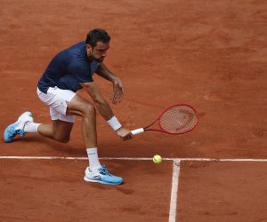 epa09245381 Marin Cilic of Croatia in action against Roger Federer of Switzerland during their second round match at the French Open tennis tournament at Roland Garros in Paris, France, 03 June 2021.  EPA/YOAN VALAT