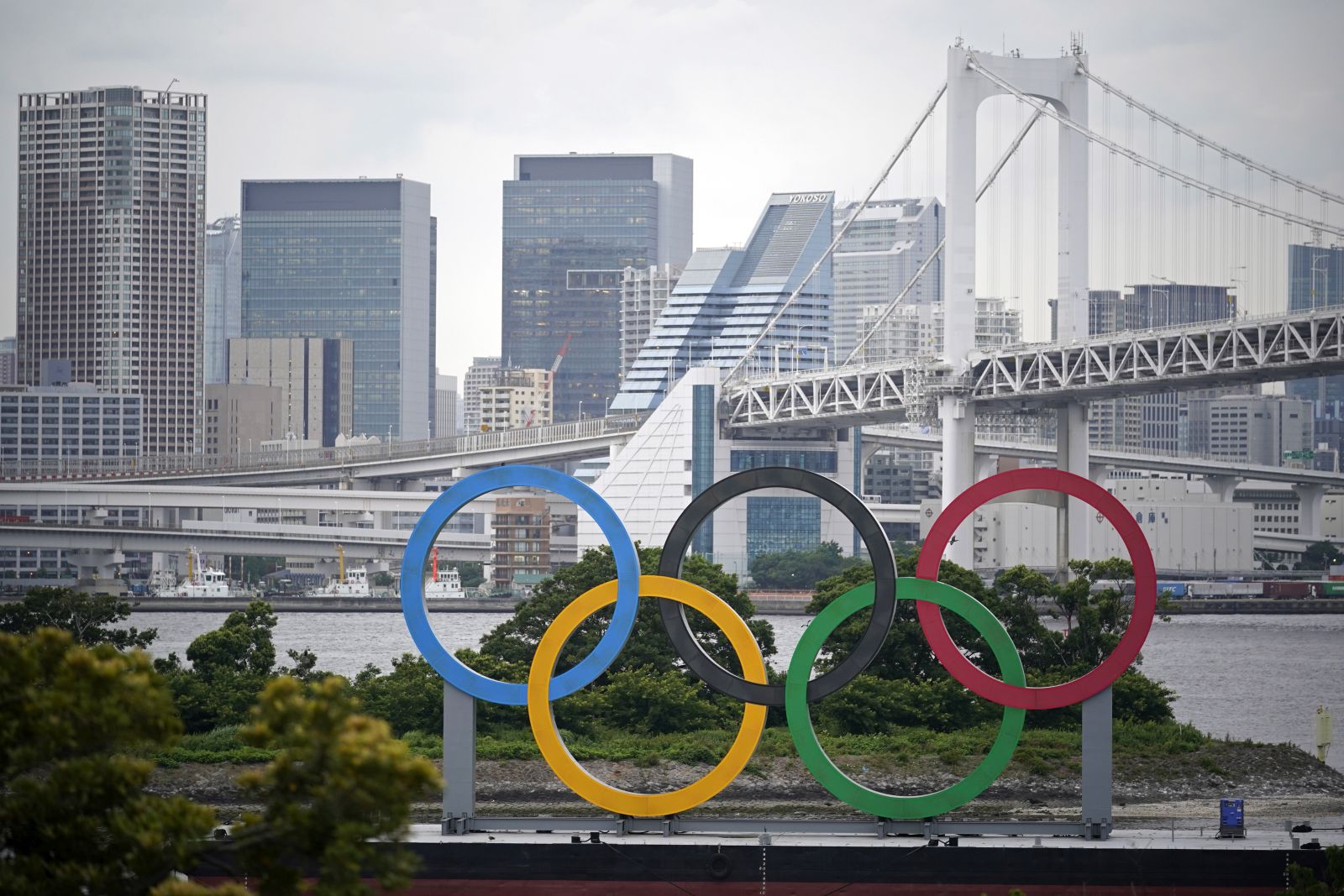 epa09246736 A giant Olympic rings monument is seen at Odaiba Marine Park in Tokyo, Japan, 03 June 2021 (issued 04 June 2021). Tamayo Marukawa, the minister in charge of the Tokyo Olympics, announced on 04 June that a reception for overseas officials planned to be hosted by Prime Minister Yoshihide Suga on 08 August 2021, the last day of the Tokyo Olympics, has been canceled to avoid spread of COVID-19 cases.  EPA/FRANCK ROBICHON