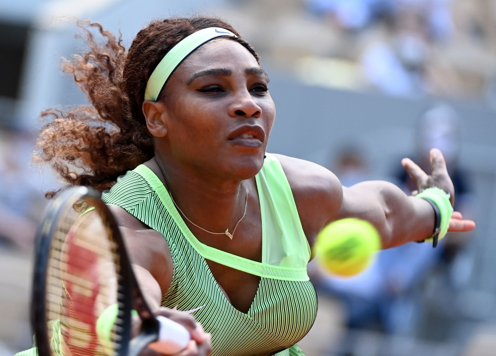 epa09251254 Serena Williams of the USA in action against Elena Rybakina of Kazakhstan during their fourth round match at the French Open tennis tournament at Roland Garros in Paris, France, 06 June 2021.  EPA/CAROLINE BLUMBERG