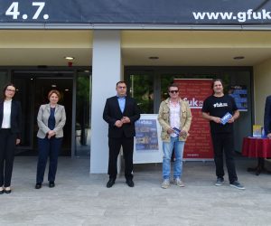 Krapina, 08.06.2021 -   U Krapini je u utorak najavljeno ovogodinje 14. izdanje Glumaèkog festivala u Krapini i po Zagorju, koje u 17 dana donosi 32 predstave i bogat popratni program u 30-ak gradova i mjesta diljem Hrvatskoga zagorja.

Festival æe se po prvi put odravati u ljetnom terminu, od 18. lipnja do 4. srpnja, u sklopu manifestacije Ljeto u Krapini 2021, a organizator je Kulturna udruga GFUK, dok su suorganizatori Puèko otvoreno uèilite i Turistièka zajednica grada Krapine. Osim u Krapinsko-zagorskoj, predstave æe biti igrane i u dijelu Varadinske te Zagrebaèke upanije, ali i izvan granica Hrvatske. foto HINA/ Sinia KALAJDIJA/ ik