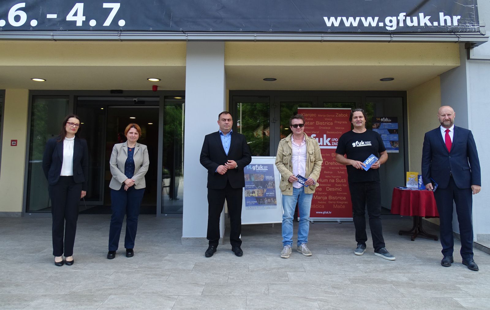 Krapina, 08.06.2021 -   U Krapini je u utorak najavljeno ovogodinje 14. izdanje Glumaèkog festivala u Krapini i po Zagorju, koje u 17 dana donosi 32 predstave i bogat popratni program u 30-ak gradova i mjesta diljem Hrvatskoga zagorja.

Festival æe se po prvi put odravati u ljetnom terminu, od 18. lipnja do 4. srpnja, u sklopu manifestacije Ljeto u Krapini 2021, a organizator je Kulturna udruga GFUK, dok su suorganizatori Puèko otvoreno uèilite i Turistièka zajednica grada Krapine. Osim u Krapinsko-zagorskoj, predstave æe biti igrane i u dijelu Varadinske te Zagrebaèke upanije, ali i izvan granica Hrvatske. foto HINA/ Sinia KALAJDIJA/ ik