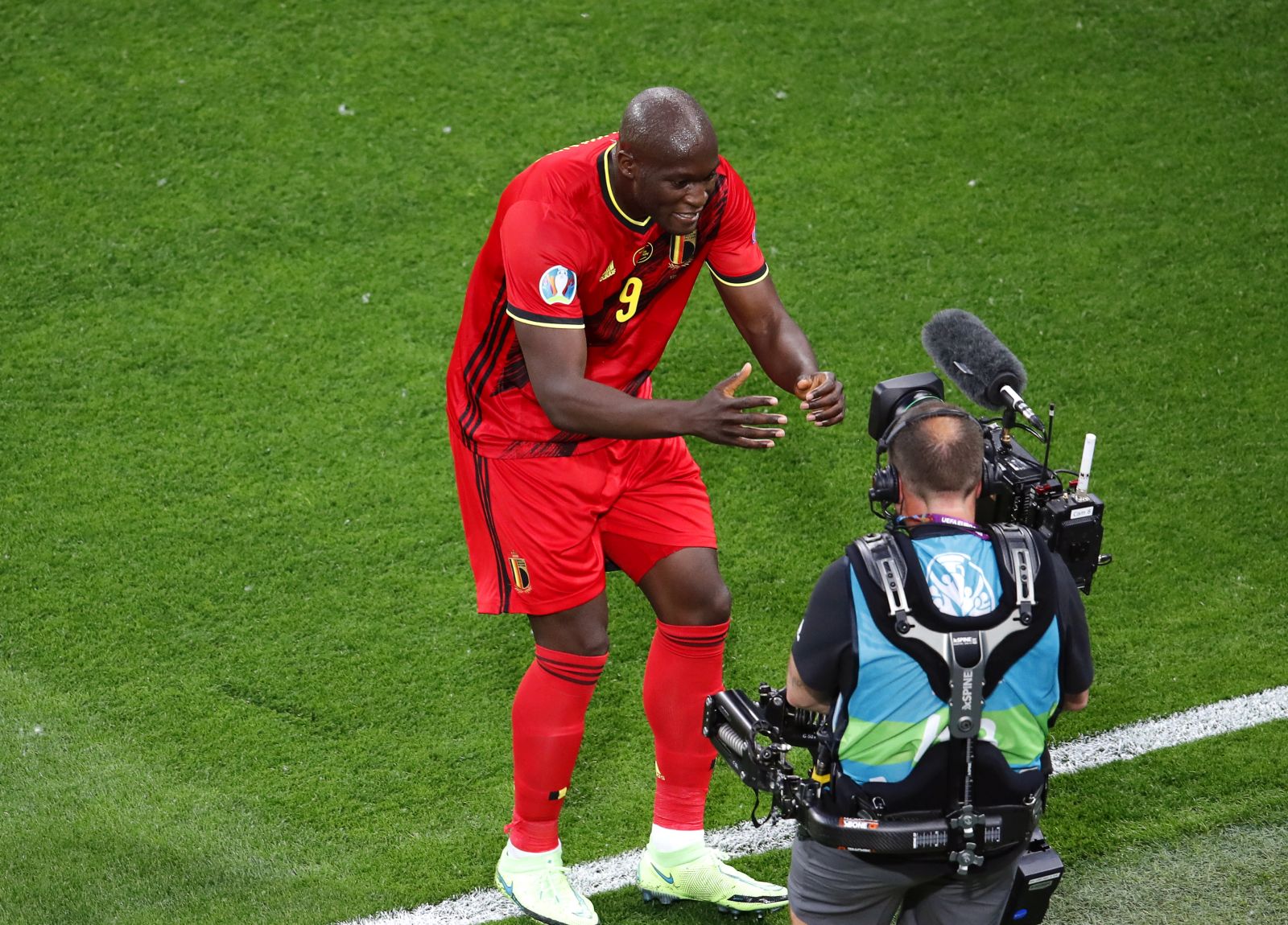 epa09265848 Romelu Lukaku (C) of Belgium celebrates after scoring the 1-0 lead during the UEFA EURO 2020 group B preliminary round soccer match between  Belgium and Russia in St.Petersburg, Russia, 12 June 2021.  EPA/Anton Vaganov / POOL (RESTRICTIONS: For editorial news reporting purposes only. Images must appear as still images and must not emulate match action video footage. Photographs published in online publications shall have an interval of at least 20 seconds between the posting.)
