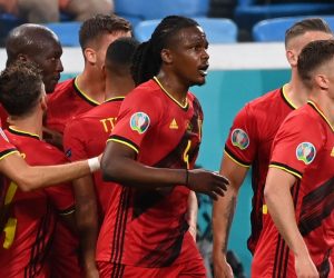 epa09265883 Romelu Lukaku (2-L, top) of Belgium celebrates with teammates after scoring his team's first goal during the UEFA EURO 2020 group B preliminary round soccer match between  Belgium and Russia in St.Petersburg, Russia, 12 June 2021.  EPA/Kirill Kudryavtsev / POOL (RESTRICTIONS: For editorial news reporting purposes only. Images must appear as still images and must not emulate match action video footage. Photographs published in online publications shall have an interval of at least 20 seconds between the posting.)