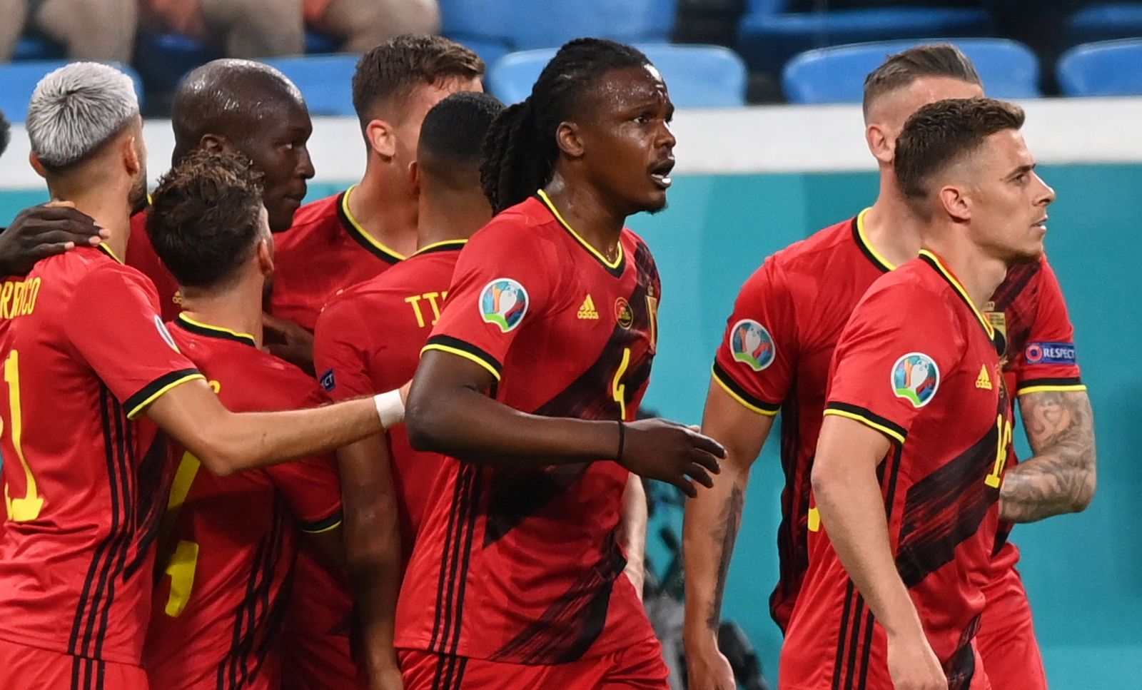 epa09265883 Romelu Lukaku (2-L, top) of Belgium celebrates with teammates after scoring his team's first goal during the UEFA EURO 2020 group B preliminary round soccer match between  Belgium and Russia in St.Petersburg, Russia, 12 June 2021.  EPA/Kirill Kudryavtsev / POOL (RESTRICTIONS: For editorial news reporting purposes only. Images must appear as still images and must not emulate match action video footage. Photographs published in online publications shall have an interval of at least 20 seconds between the posting.)