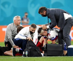 epa09265964 Timothy Castagne (bottom L) of Belgium and Daler Kuzyayev (bottom R) of Russia receive medical assistance during the UEFA EURO 2020 group B preliminary round soccer match between  Belgium and Russia in St.Petersburg, Russia, 12 June 2021.  EPA/Anatoly Maltsev / POOL (RESTRICTIONS: For editorial news reporting purposes only. Images must appear as still images and must not emulate match action video footage. Photographs published in online publications shall have an interval of at least 20 seconds between the posting.)