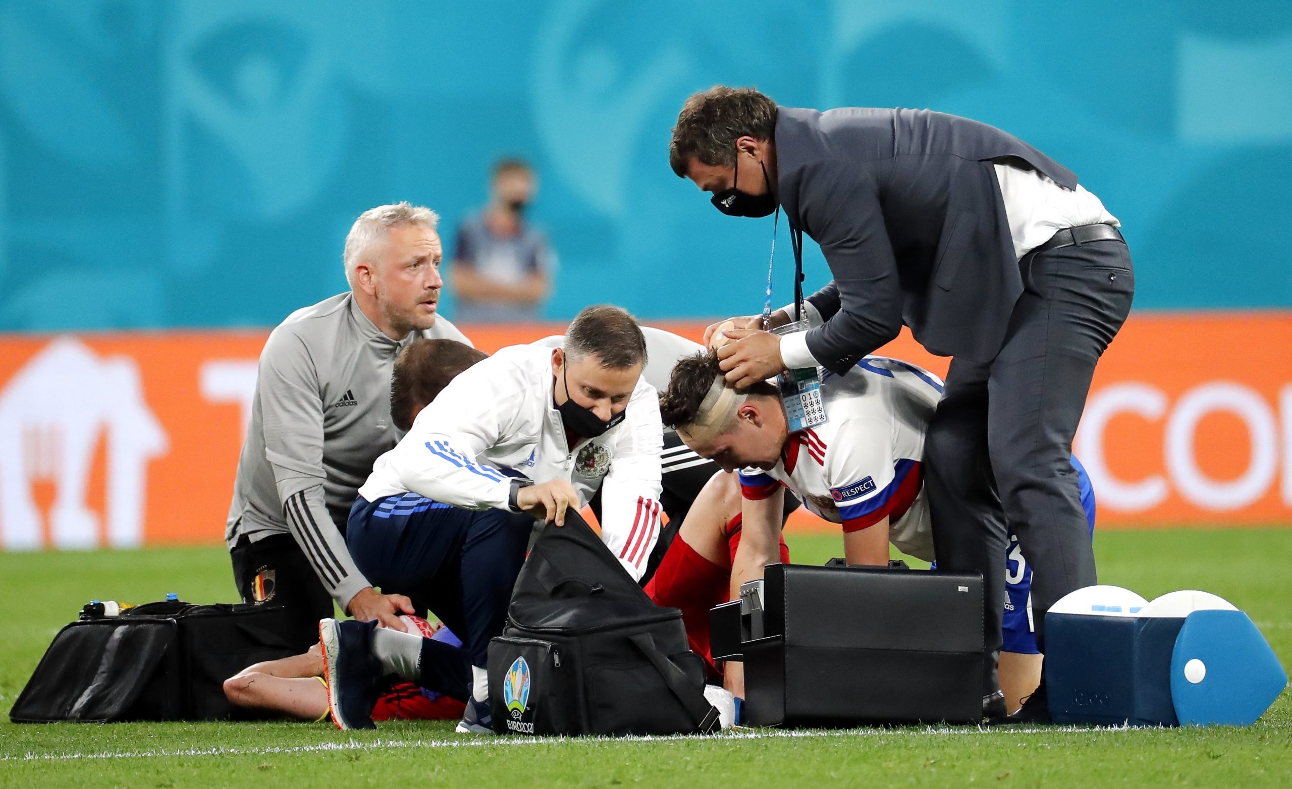 epa09265964 Timothy Castagne (bottom L) of Belgium and Daler Kuzyayev (bottom R) of Russia receive medical assistance during the UEFA EURO 2020 group B preliminary round soccer match between  Belgium and Russia in St.Petersburg, Russia, 12 June 2021.  EPA/Anatoly Maltsev / POOL (RESTRICTIONS: For editorial news reporting purposes only. Images must appear as still images and must not emulate match action video footage. Photographs published in online publications shall have an interval of at least 20 seconds between the posting.)