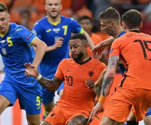 epa09268737 Memphis Depay (C) of the Netherlands in action against Serhiy Sydorchuk (L) of Ukraine during the UEFA EURO 2020 preliminary round group C match between the Netherlands and Ukraine in Amsterdam, the Netherlands, 13 June 2021.  EPA/John Thys / POOL (RESTRICTIONS: For editorial news reporting purposes only. Images must appear as still images and must not emulate match action video footage. Photographs published in online publications shall have an interval of at least 20 seconds between the posting.)