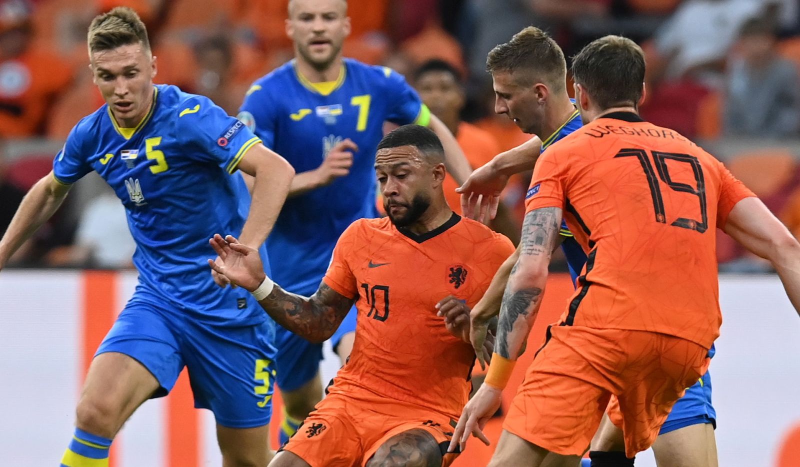 epa09268737 Memphis Depay (C) of the Netherlands in action against Serhiy Sydorchuk (L) of Ukraine during the UEFA EURO 2020 preliminary round group C match between the Netherlands and Ukraine in Amsterdam, the Netherlands, 13 June 2021.  EPA/John Thys / POOL (RESTRICTIONS: For editorial news reporting purposes only. Images must appear as still images and must not emulate match action video footage. Photographs published in online publications shall have an interval of at least 20 seconds between the posting.)