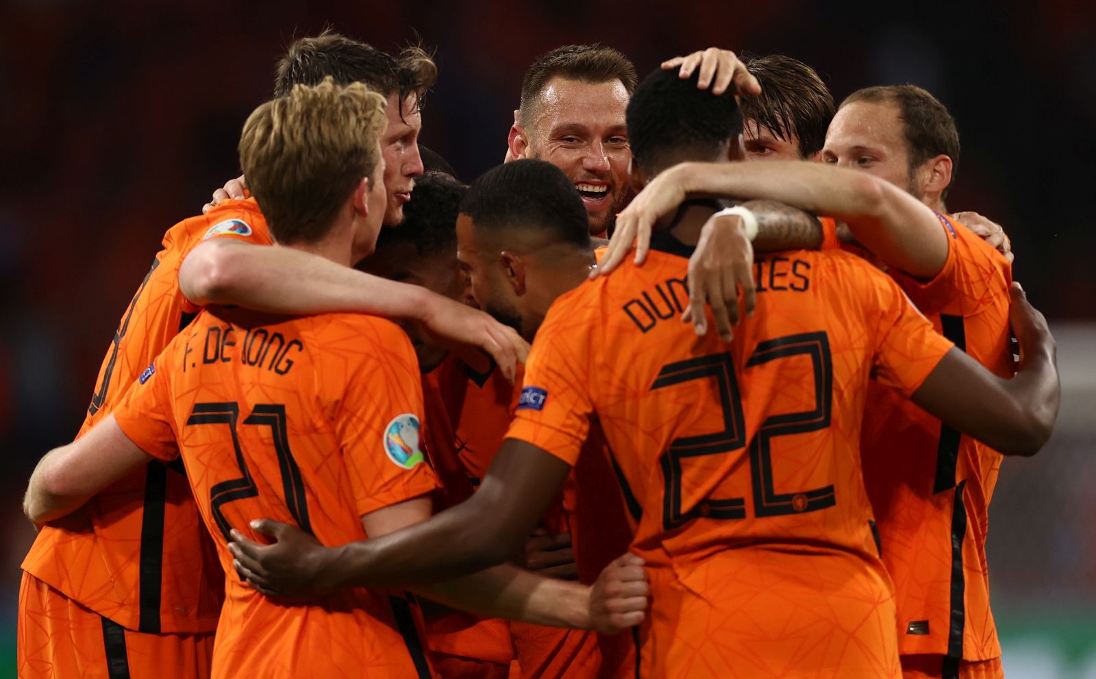 epa09268927 Wout Weghorst (L) of the Netherlands celebrates with teammates after scoring his team's second goal during the UEFA EURO 2020 preliminary round group C match between the Netherlands and Ukraine in Amsterdam, the Netherlands, 13 June 2021.  EPA/Dean Mouhtaropoulous / POOL (RESTRICTIONS: For editorial news reporting purposes only. Images must appear as still images and must not emulate match action video footage. Photographs published in online publications shall have an interval of at least 20 seconds between the posting.)