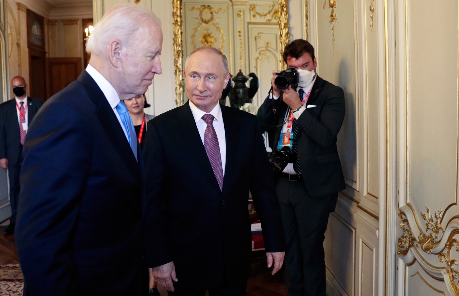 epa09276600 US President Joe Biden (? L) and Russian President Vladimir Putin (? R) during their meeting at the US - Russia summit at the Villa La Grange, in Geneva, Switzerland, 16 June 2021.  EPA/MIKHAIL METZEL/SPUTNIK/KREMLIN POOL MANDATORY CREDIT