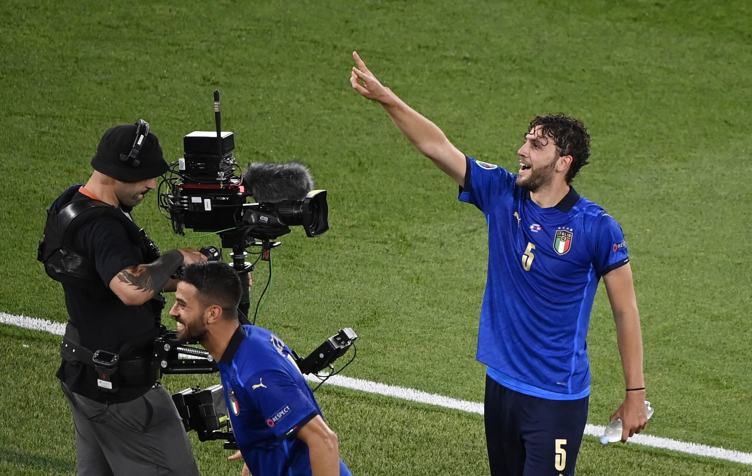 epa09277902 Manuel Locatelli of Italy celebrates after scoring the 1-0 goal during the UEFA EURO 2020 group A preliminary round soccer match between Italy and Switzerland in Rome, Italy, 16 June 2021.  EPA/Riccardo Antimiani / POOL (RESTRICTIONS: For editorial news reporting purposes only. Images must appear as still images and must not emulate match action video footage. Photographs published in online publications shall have an interval of at least 20 seconds between the posting.)