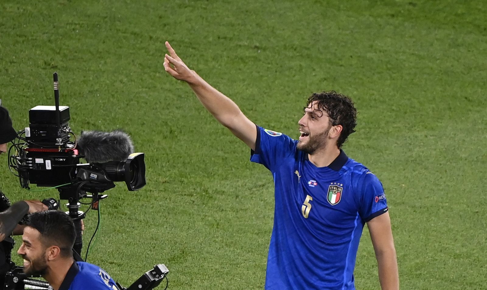 epa09277902 Manuel Locatelli of Italy celebrates after scoring the 1-0 goal during the UEFA EURO 2020 group A preliminary round soccer match between Italy and Switzerland in Rome, Italy, 16 June 2021.  EPA/Riccardo Antimiani / POOL (RESTRICTIONS: For editorial news reporting purposes only. Images must appear as still images and must not emulate match action video footage. Photographs published in online publications shall have an interval of at least 20 seconds between the posting.)