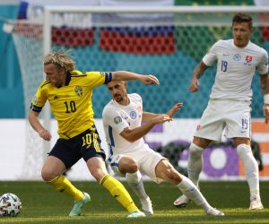 epa09282701 Emil Forsberg (L) of Sweden in action against Martin Koscelnik of Slovakia during the UEFA EURO 2020 group E preliminary round soccer match between Sweden and Slovakia in St.Petersburg, Russia, 18 June 2021.  EPA/Anatoly Maltsev / POOL (RESTRICTIONS: For editorial news reporting purposes only. Images must appear as still images and must not emulate match action video footage. Photographs published in online publications shall have an interval of at least 20 seconds between the posting.)