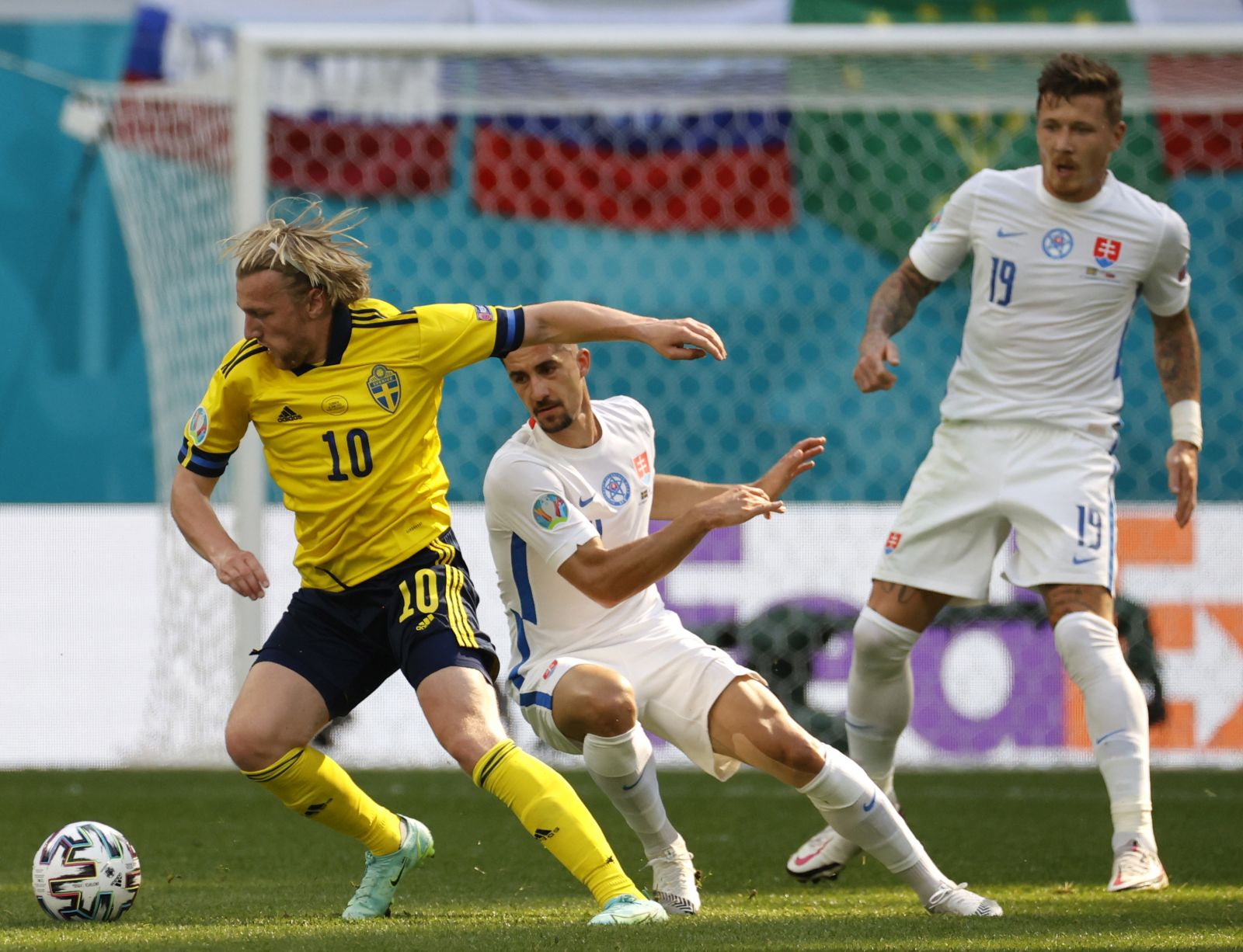 epa09282701 Emil Forsberg (L) of Sweden in action against Martin Koscelnik of Slovakia during the UEFA EURO 2020 group E preliminary round soccer match between Sweden and Slovakia in St.Petersburg, Russia, 18 June 2021.  EPA/Anatoly Maltsev / POOL (RESTRICTIONS: For editorial news reporting purposes only. Images must appear as still images and must not emulate match action video footage. Photographs published in online publications shall have an interval of at least 20 seconds between the posting.)