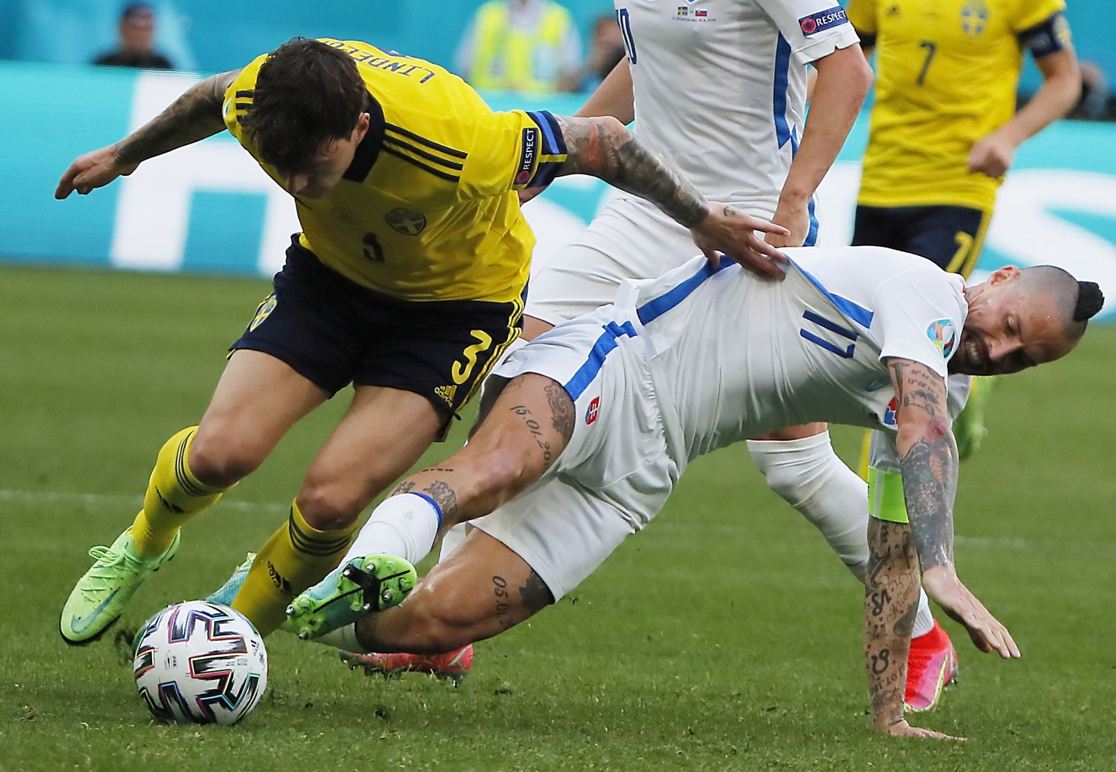 epa09282688 Victor Lindelof (L) of Sweden in action against Marek Hamsik of Slovakia during the UEFA EURO 2020 group E preliminary round soccer match between Sweden and Slovakia in St.Petersburg, Russia, 18 June 2021.  EPA/Maxim Shemetov / POOL (RESTRICTIONS: For editorial news reporting purposes only. Images must appear as still images and must not emulate match action video footage. Photographs published in online publications shall have an interval of at least 20 seconds between the posting.)