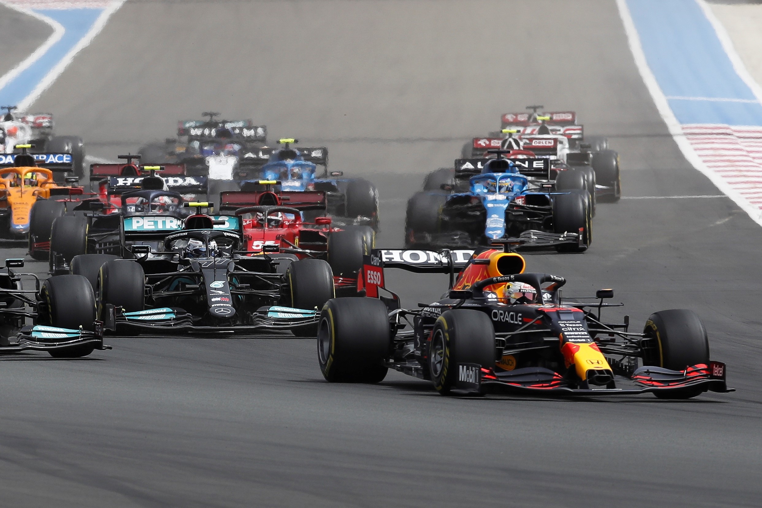 epa09288130 Dutch Formula One driver Max Verstappen (front-R) of Red Bull Racing leads the pack of cars during the start of the French Formula One Grand Prix at Paul Ricard circuit in Le Castellet, France, 20 June 2021.  EPA/SEBASTIEN NOGIER