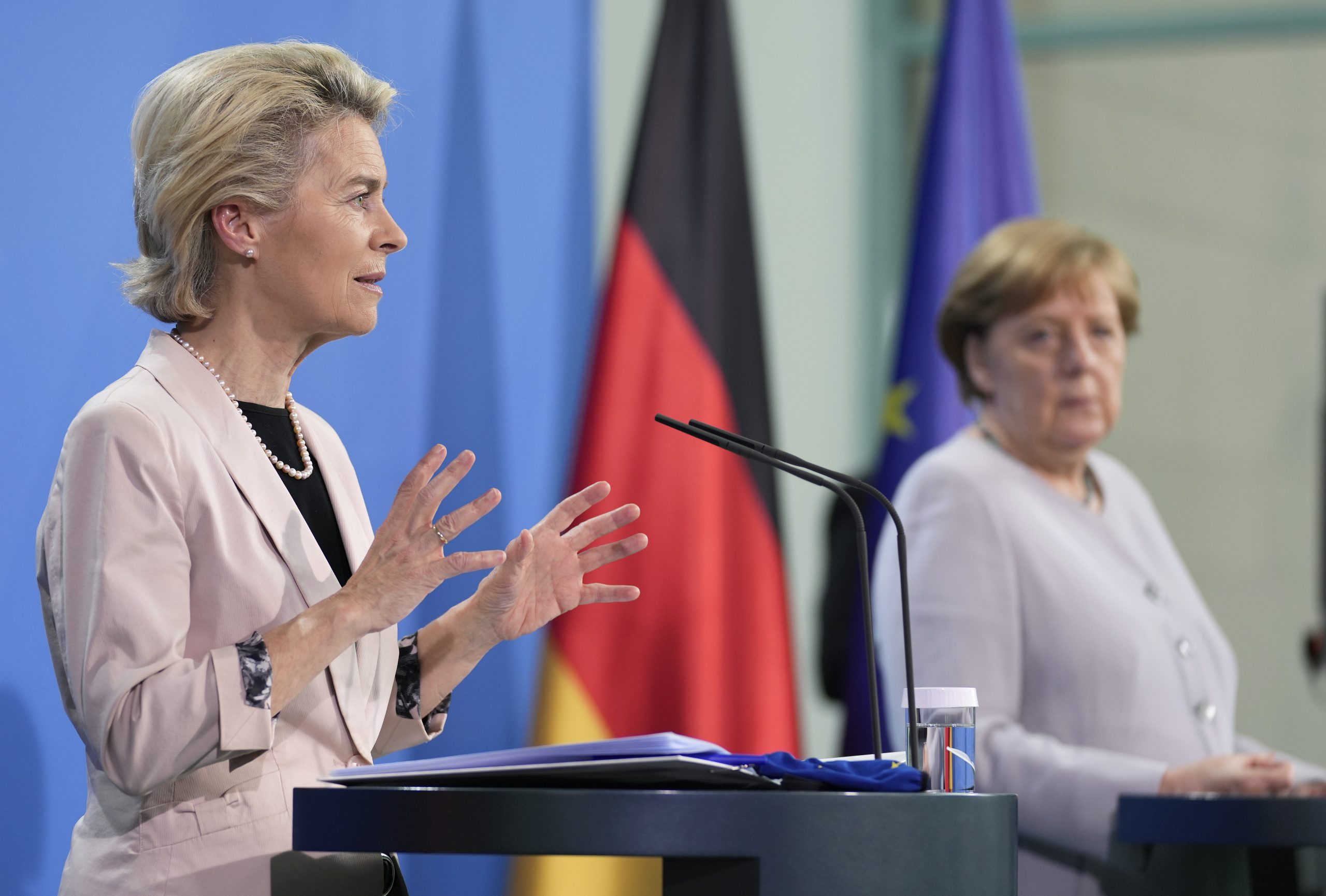 epa09293091 German Chancellor Angela Merkel (R) and Ursula von der Leyen (L), President of the European Commission, address the media during a joint press conference after a meeting in Berlin, Germany, 22 June 2021.  EPA/MICHAEL SOHN / POOL