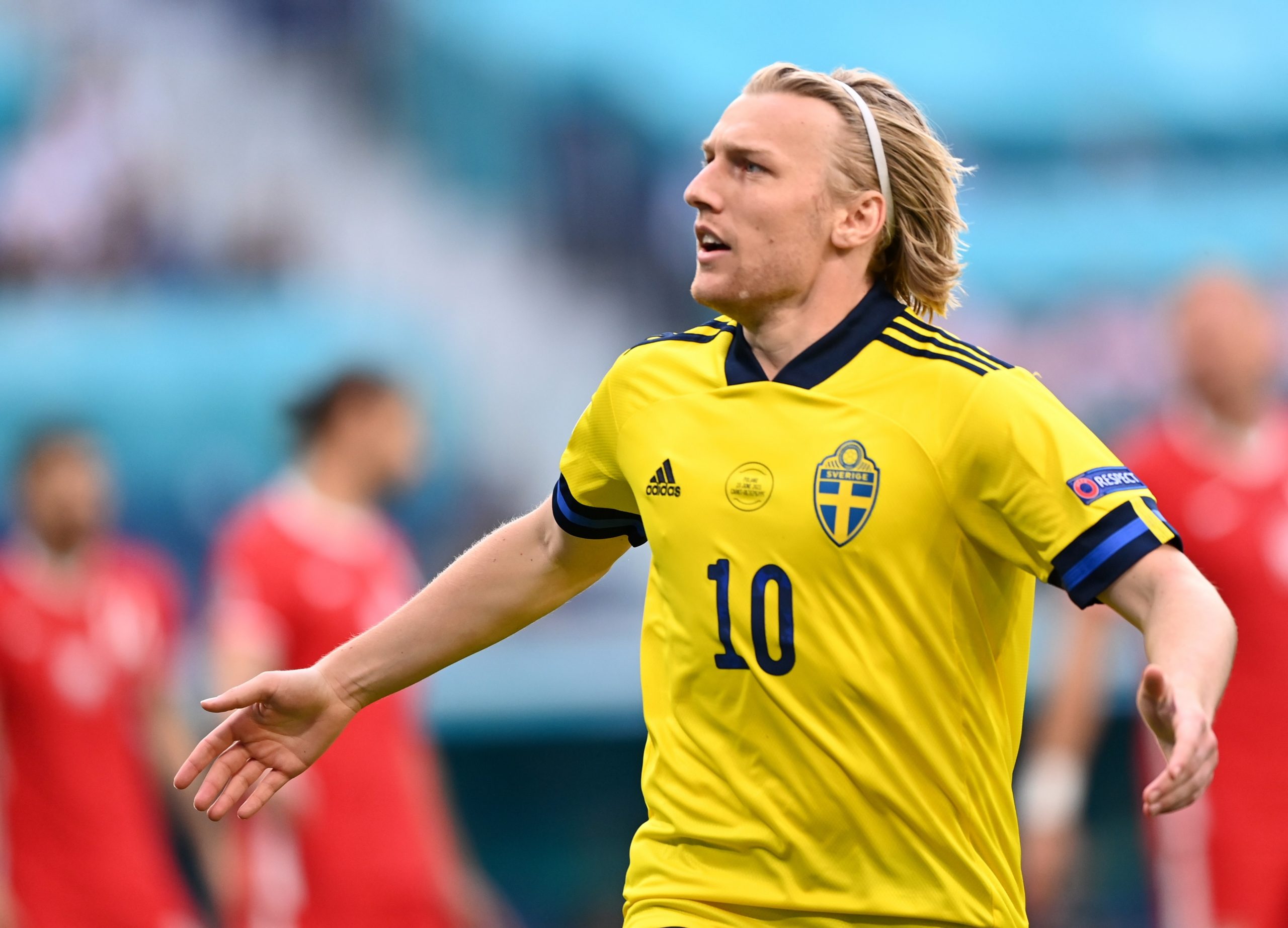 epa09295798 Emil Forsberg of Sweden celebrates scoring the opening goal during the UEFA EURO 2020 group E preliminary round soccer match between Sweden and Poland in St.Petersburg, Russia, 23 June 2021.  EPA/Kirill Kudryavtsev / POOL (RESTRICTIONS: For editorial news reporting purposes only. Images must appear as still images and must not emulate match action video footage. Photographs published in online publications shall have an interval of at least 20 seconds between the posting.)