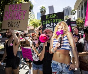 epaselect epa09297666 Hundreds of demonstrators rally during a #FREEBRITNEY protest in front of the court house where Britney Spears addresses the court in conservatorship hearing in Los Angeles, California, USA, 23 June 2021.  EPA/ETIENNE LAURENT