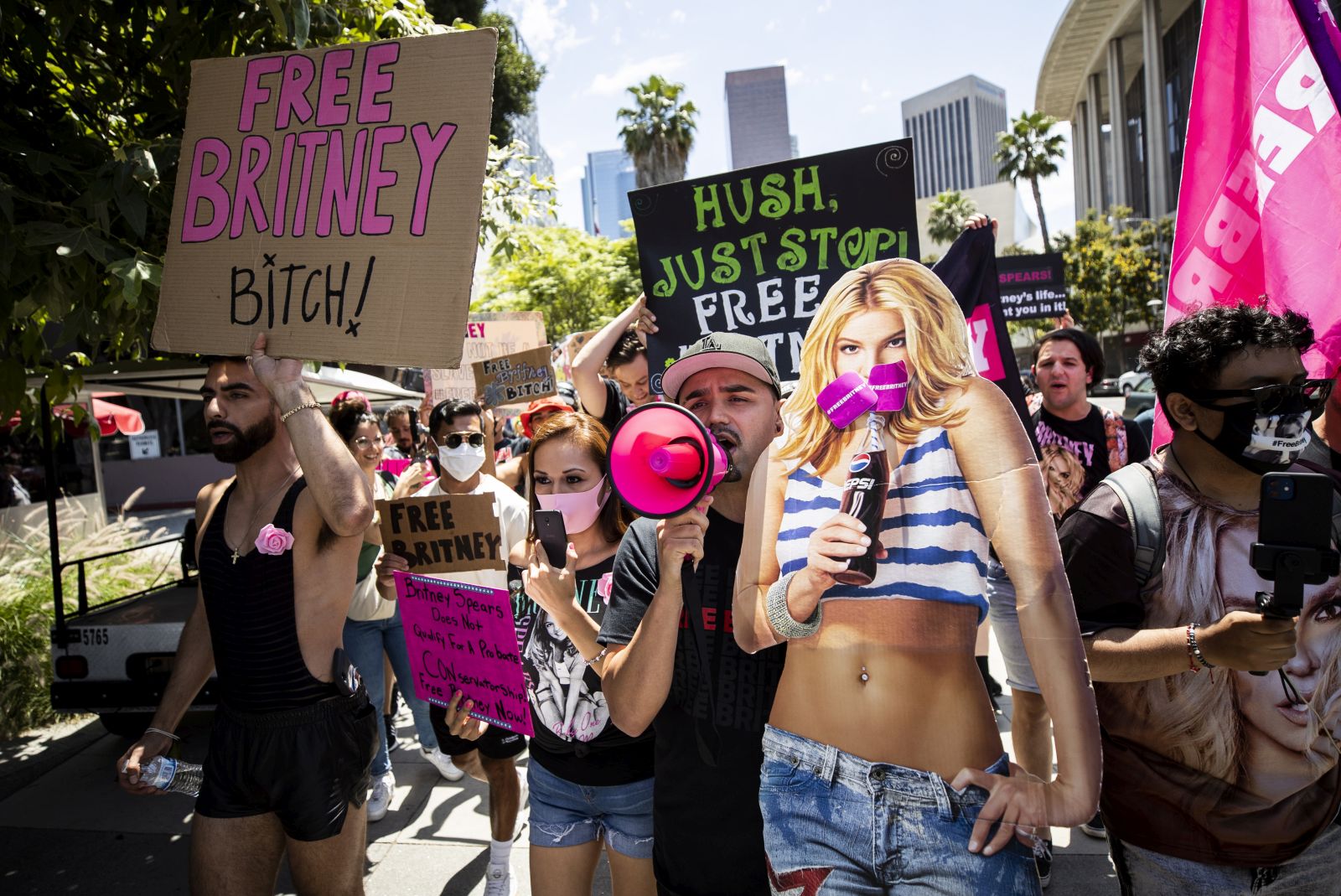 epaselect epa09297666 Hundreds of demonstrators rally during a #FREEBRITNEY protest in front of the court house where Britney Spears addresses the court in conservatorship hearing in Los Angeles, California, USA, 23 June 2021.  EPA/ETIENNE LAURENT