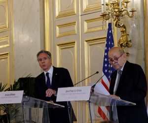 epa09300604 French Foreign Minister Jean-Yves Le Drian (R) and U.S. Secretary of State Antony Blinken (L) attend a joint news conference after a meeting at the Quai d'Orsay in Paris, France, 25 June 2021.  EPA/GONZALO FUENTES / POOL  MAXPPP OUT