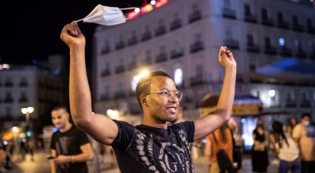 Španjolska je ukinula maske na otvorenom, no mnogi ih i dalje nose
