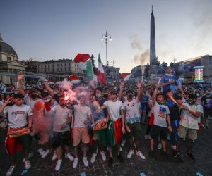 epa09304109 Italy fans cheer on their team as they watch the UEFA EURO 2020 round of 16 soccer between Italy and Austria at Piazza del Popolo in Rome, Italy, 26 June 2021.  EPA/FABIO FRUSTACI