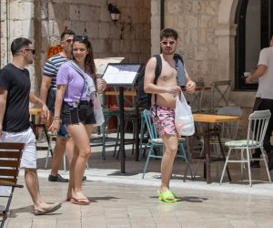 01.06.2021., Stara gradska jezgra, Dubrovnik - Suncano i toplo vrijeme lagano puni gradske ulice turistima.
Photo: Grgo Jelavic/PIXSELL