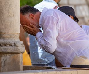 02.08.2020., Dubrovnik - MAli broj prolaznika odlucio se na setnju Stradunom, a oni koji jesu, potrazili su osvjezenje na fontani ili u moru.
Photo: Grgo Jelavic/PIXSELL