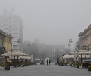 08.11.2020., Slavonski Brod - Tek rijetki prolaznici na ulicama u gustoj jesenjoj magli koja prekriva grad.
Photo: Ivica Galovic/PIXSELL
