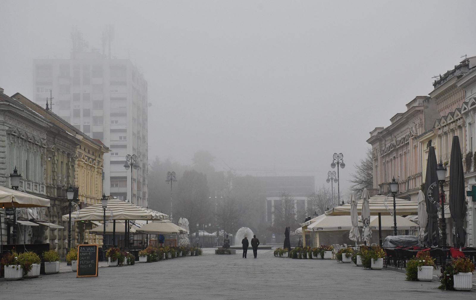 08.11.2020., Slavonski Brod - Tek rijetki prolaznici na ulicama u gustoj jesenjoj magli koja prekriva grad.
Photo: Ivica Galovic/PIXSELL