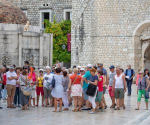 09.06.2021., Stara gradska jezgra, Dubrovnik - Prava ljetna atmosfera u gradu, velike grupe turista u razgledavanju  grada.
Photo: Grgo Jelavic/PIXSELL