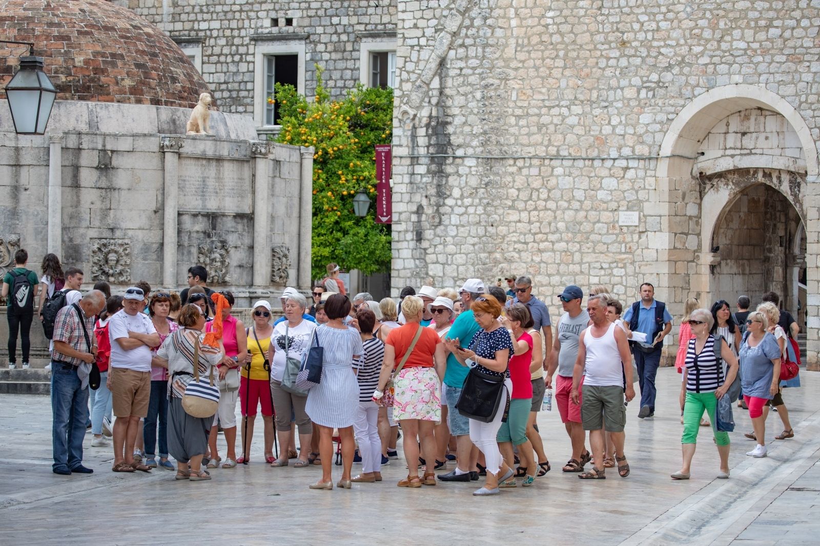 09.06.2021., Stara gradska jezgra, Dubrovnik - Prava ljetna atmosfera u gradu, velike grupe turista u razgledavanju  grada.
Photo: Grgo Jelavic/PIXSELL