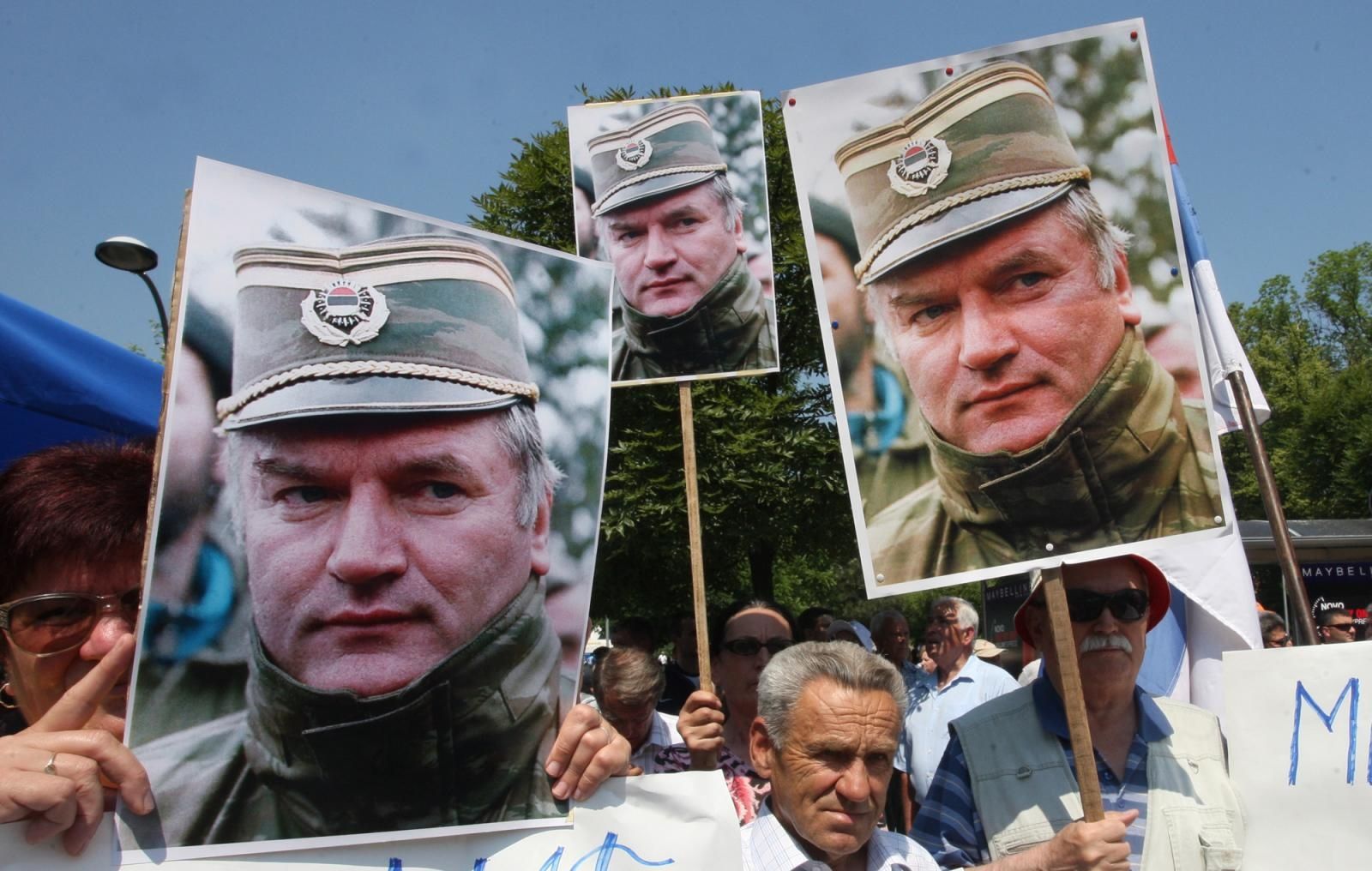 31.05.2011., Banja Luka - Tisuce ljudi na Trgu Krajine dalo podrsku uhicenom generalu Ratku Mladicu.
Photo: Dejan Moconja/VLM/PIXSELL