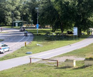 12.07.2020., Zagreb - Na cesti oko Jarunskog jezera vozac se automobilom zaletio u stup i poginuo. Policija obavlja ocevid na mjestu nesrece. 
Photo: Marin Tironi/PIXSELL